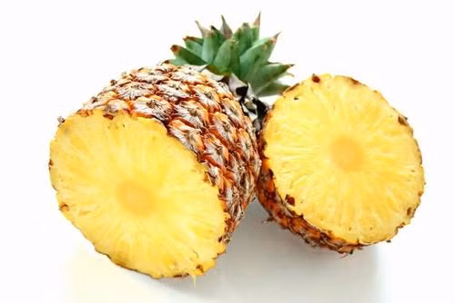 Qủa dứa có tác dụng phân hủy fibrin chống tụ huyết nên bạn phải tránh hoàn toàn quả dứa nếu là người dễ bị chảy máu, máu khó đông, người có tiền sử bị băng huyết hoặc đang có một vết thương hở dễ chảy máu trên cơ thể. Ảnh: Chữ thập đỏ.