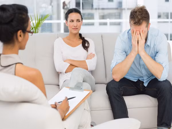 Bạn không dám bộc lộ sở thích, niềm vui của bạn thân với vợ cũng là một dấu hiệu tố cáo bạn đang sợ hãi lo lắng trước vợ mình.