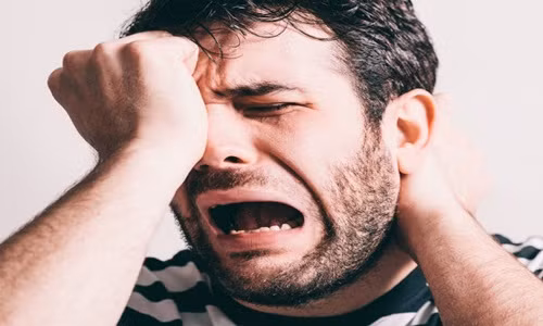 Bạn luôn cảm thấy cô đơn trong nhà của mình, thường ngại nói chuyện hoặc trao đổi với vợ về mọi vấn đề. Luôn im lặng khi vợ nói và "cun cút" làm theo mọi điều vợ bảo thì chắc chắn vợ bạn đang đóng vai chính còn bạn chỉ là vai phụ mà thôi.