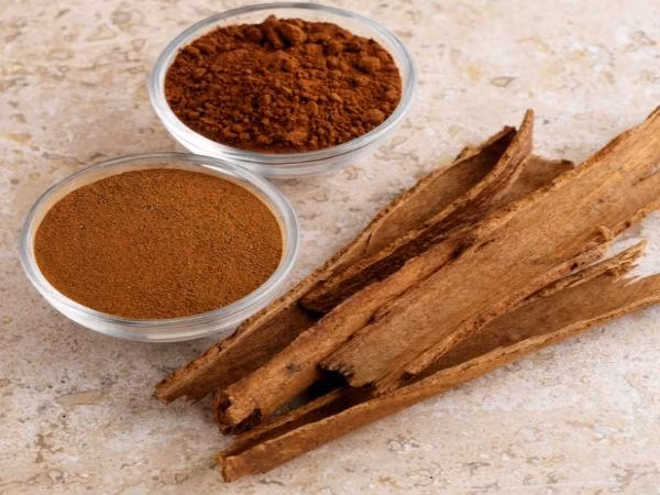 Bạn cũng có thể lấy bột quế hòa với một chút nước thành hỗn hợp đặc, đắp hỗn hợp này lên vùng trán và thái dương trong khoảng 15-20 phút cũng là bài thuốc tuyệt diệu để chữa đau đầu bằng liệu pháp thiên nhiên.