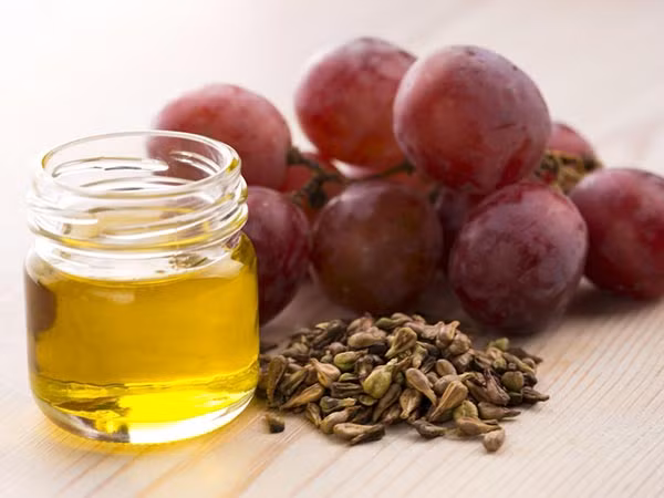 Tinh dầu hạt nho cũng là biện pháp tuyệt vời để ngăn vòng một chảy xệ, giúp làm căng ngực. Cách làm đơn giản vô cùng, bạn chỉ cần nhớ vài gọt dầu hạt nho vào bàn tay sau đó massage ngực khoảng 10 phút và rửa sạch bằng nước lạnh. Tốt nhất là massage ngực trước khi tắm sau đó tắm sạch là hoàn hảo.