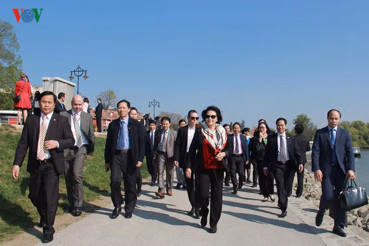 Szentendre trở nên giàu có nhờ buôn bán, thương mại dọc theo sông Danube, với hàng hóa chủ yếu là rượu vang-một loại đặc sản của Szentendre.