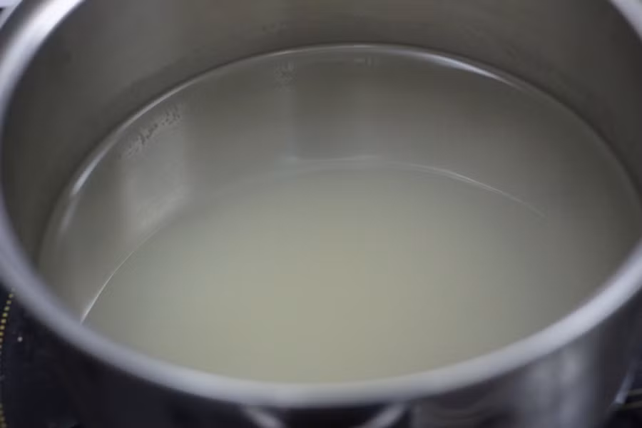 Đầu tiên, đổ 800ml nước vào nồi bắc lên bếp đun sôi. Cho pahanf đường kính trắng vào nồi ngoáy tan. Sau đó, hạ nhỏ lửa đổ bột rau câu vào đun liu riu khoảng 5 phút thì bắc xuống để nguội, đổ vào khay cho vào ngăn mát tủ lạnh. Ảnh: Wikicachlam.