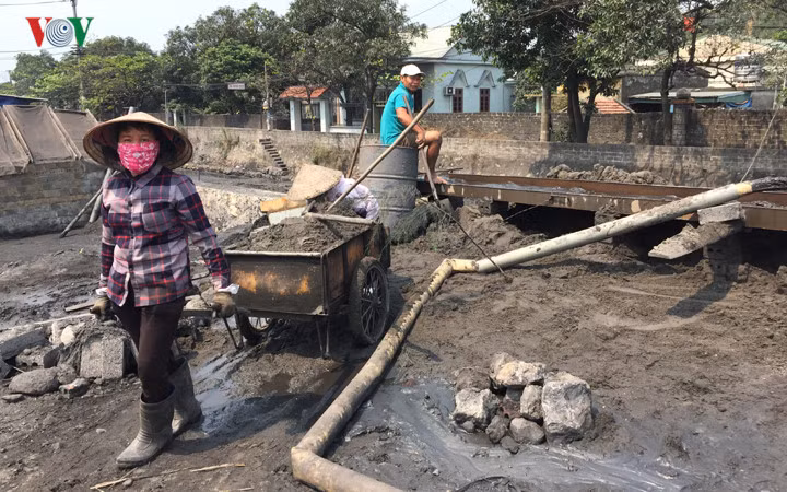 Người dân hai bên bờ mương dùng bơm hút để tận thu than.