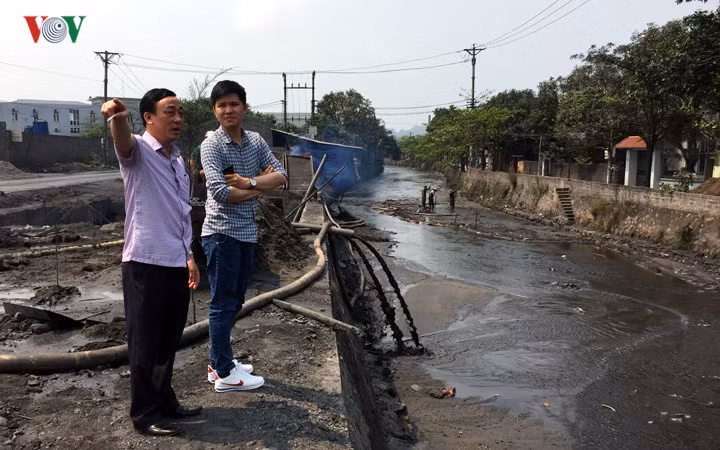 Ông Phạm Văn Kính Phó Chủ tịch UBND TP Cẩm Phả cho biết hoạt động tận thu than trôi của người dân dưới mương thoát nước mưa này đã diễn ra hàng chục năm.