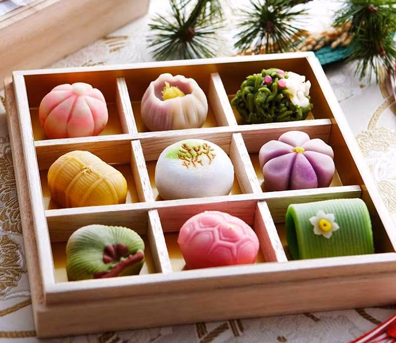 Ngoài ra, một số loại bánh như: Kusa Mochi, Namagashi, Sakuramochi, Hanabiramochi cũng được hoàng gia Nhật Bản rất ưa chuộng. 