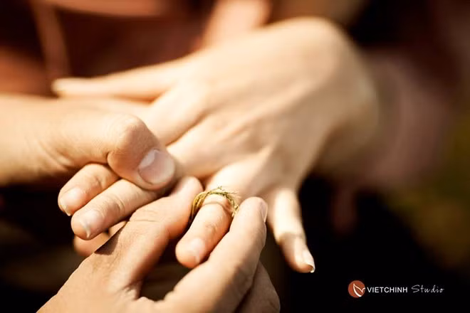 Hình ảnh chiếc nhẫn cỏ đậm chất thôn quê được cặp đôi trao cho nhau làm biểu tượng cho sự gắn kết và hạnh phúc. 