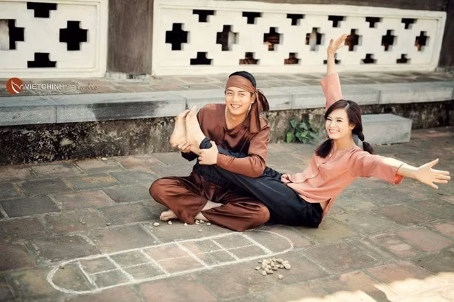  Quá ấn tượng với tác phẩm Chí Phèo được học từ những năm phổ thông, Linh và Trang đã ấp ủ ý định thực hiện một bộ ảnh cưới lấy cảm hứng từ tác phẩm này từ lâu, tạo ra một dấu ấn để đời cho mình. 