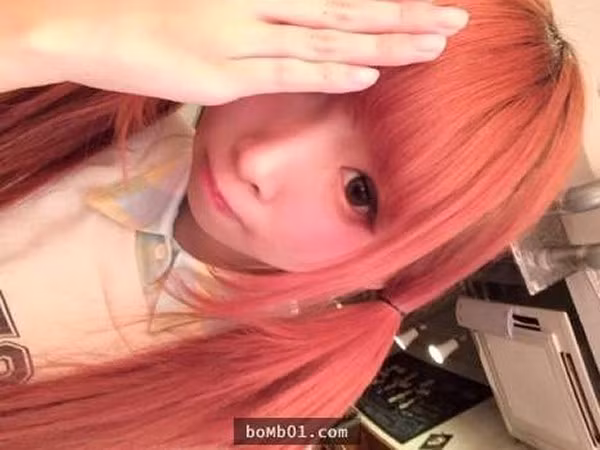 Anh chàng này đã yêu cô nàng trong ảnh được 3 tháng. Mỗi lần gặp nhau, chàng trai luôn cảm thấy thích thú, tự hào khi cô bạn gái của mình rất xinh đẹp, hiện đại...