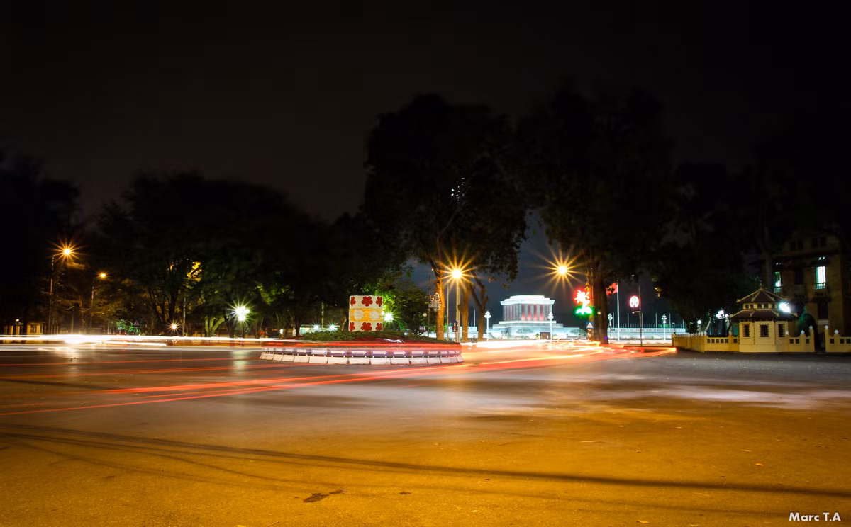 Khung cảnh đường phố Hà Nội về đêm rực rỡ ánh đèn màu, cờ hoa trang trí Tết trở thành chủ đề chính trong những tác phẩm ảnh dịp cuối năm.