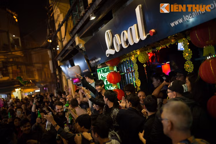 Các quán bar, pub nổi tiếng luôn là tụ điểm có không khí sôi động nhất. Âm nhạc được mở to, các bạn trẻ nhảy múa hết mình.