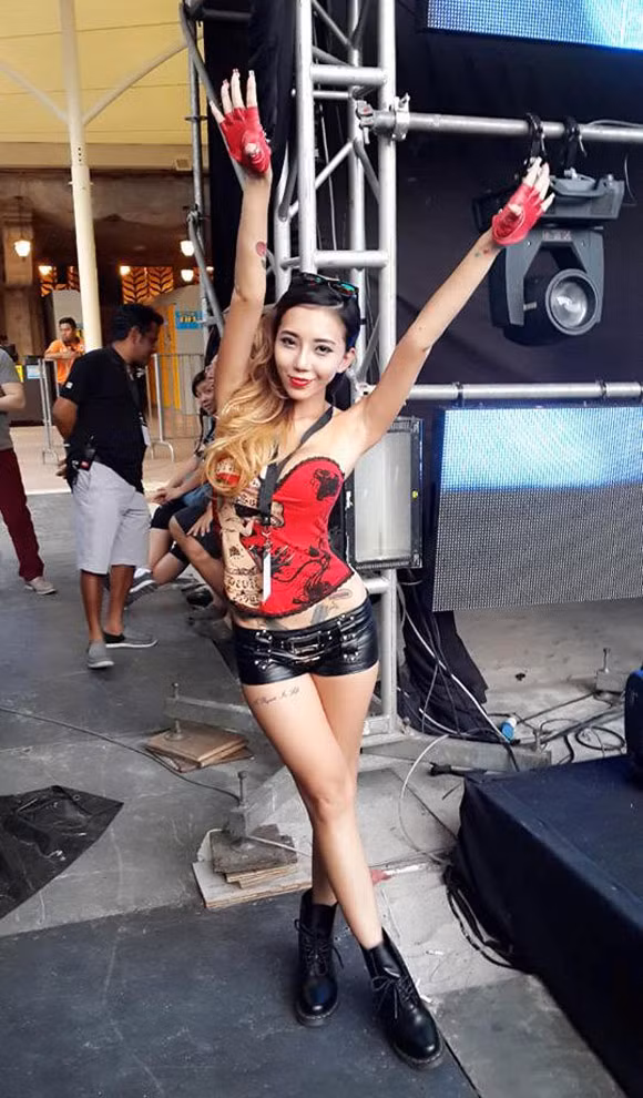 Leng Yein từng có khá nhiều show diễn lớn với rất đông khán giả. Tại các buổi biểu diễn, hình ảnh của nữ DJ nóng bỏng bên bàn mix với khả năng chơi nhạc linh hoạt khiến các khán giả sướng tai, đã mắt. 