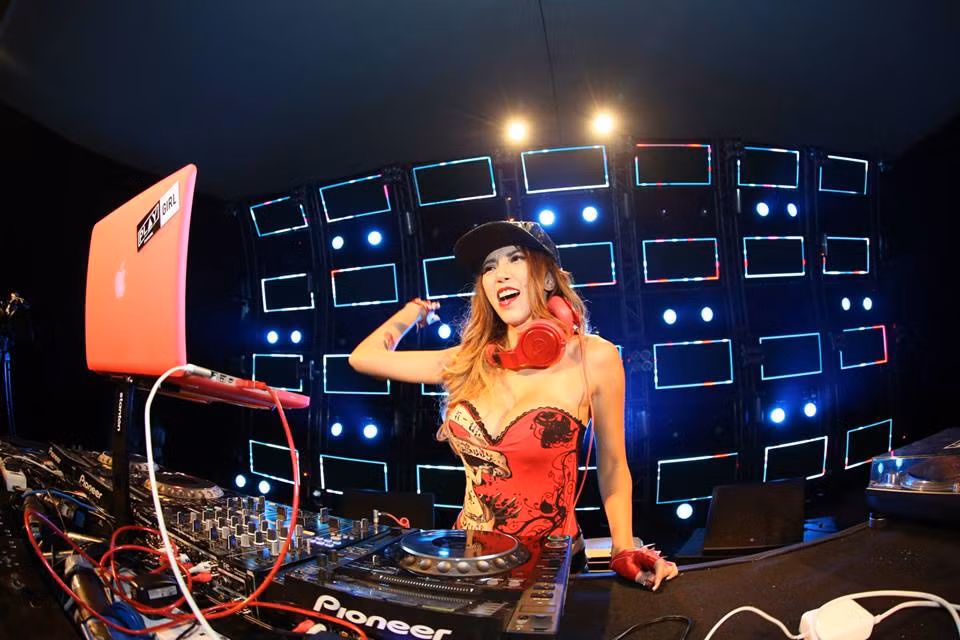 Dù sở hữu nhan sắc nhân tạo, dao kéo nhiều nhưng DJ Leng Yein cũng làm hàng triệu đấng mày râu Malaysia, châu Á mê mệt. Trên trang cá nhân của mình, Leng Yein có gần 3 triệu fan, người theo dõi. 