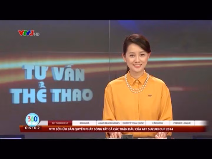 Ngoài khả năng dẫn chương trình linh hoạt, giọng nói cuốn hút... điểm thu hút của Quỳnh Chi mỗi khi xuất hiện trên sóng là đôi mắt biết cười cùng khuôn mặt luôn rạng rỡ như thiếu nữ 18. 