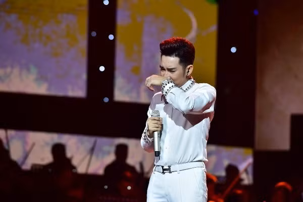 Chay Cung Viet Xo, Quang Ha bat khoc huy liveshow