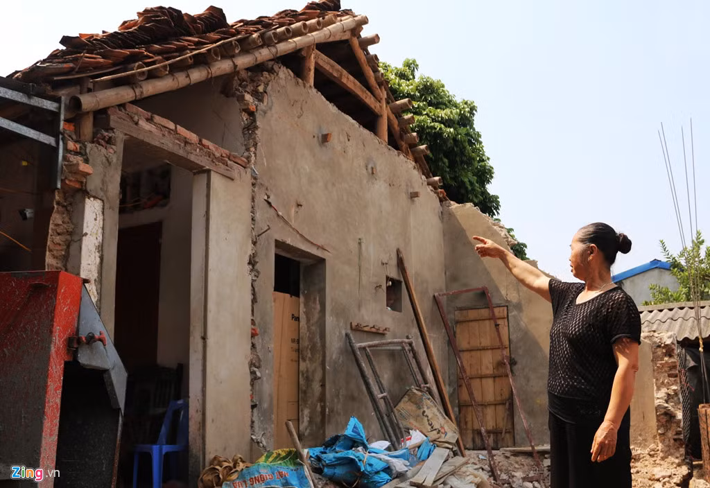 Bà Lưu Thị Tình, người dân sống sát ngôi nhà bị sụt, cho biết hiện gia đình bà là hộ duy nhất còn bám trụ lại trong số 3 hộ dân bị ảnh hưởng. Hiện 8 thành viên vẫn phải sống chung trong ngôi nhà cấp 4 với chằng chịt những vết nứt từ sau sự cố sụt lún. "Cứ mỗi trận mưa là nhà chúng tôi lại thêm những vết nứt", bà cho biết.