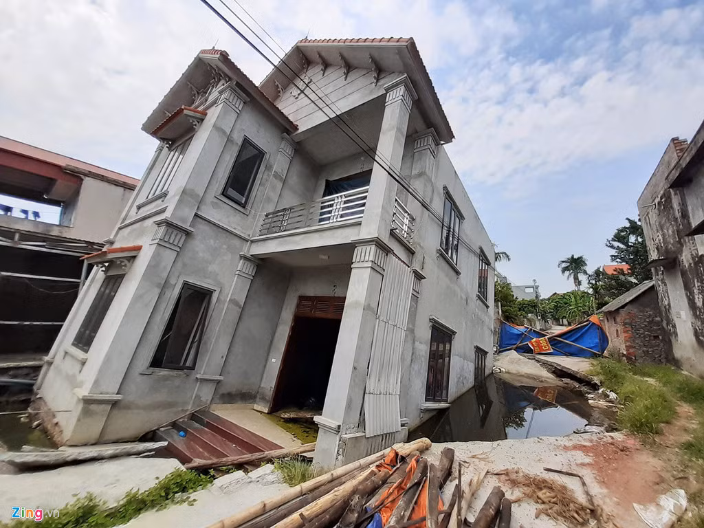 Chiều tối 2/7, ngôi nhà 2 tầng của anh Vũ Văn Hào (ở thôn Hòa Lạc, xã An Tiến, huyện Mỹ Đức, Hà Nội) bất ngờ bị sụt lún.