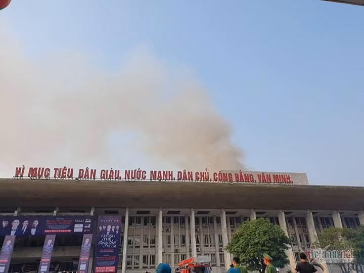 Bà Phúc, ở số 12 Yết Kiêu, đối diện Cung Việt Xô nói: Lúc 5h30 sáng, bà lên tầng thượng thì phát hiện khói cuồn cuộn ở Cung văn hóa, lúc đó có một vài công nhân làm trên mái. Lập tức bà gọi điện thoại cho 113 báo có cháy.