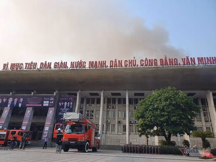 30 chiến sĩ PCCC cùng 6 xe cứu hỏa đã có mặt tại hiện trường. Cung văn hóa hữu nghị Việt Xô hôm nay có 1 show ca nhạc và 1 triển lãm đều bị hủy vì vụ cháy.