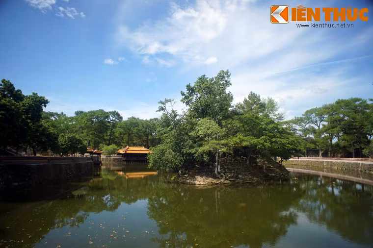 Kham pha lang Tu Duc, lang mo “hut khach” nhat co do Hue