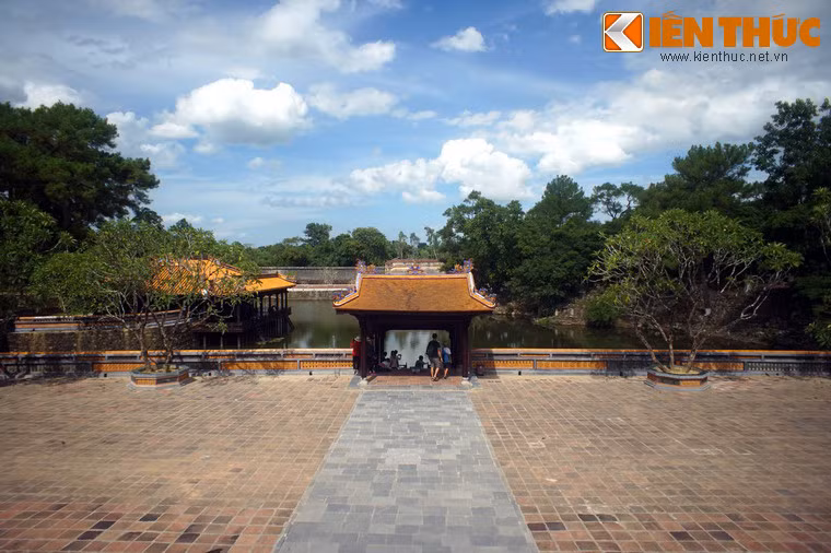 Khiêm Cung Môn nằm thẳng hàng với Dũ Khiêm Tạ phía dưới theo trục chính của khu tẩm điện.