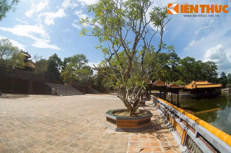 Đây là một quần thể gồm gần 50 công trình, hầu hết đều có chữ Khiêm trong tên gọi. Từ cửa Vụ Khiêm, một con đường lát gạch chạy men theo hồ Lưu Khiêm dẫn vào trong khu lăng.