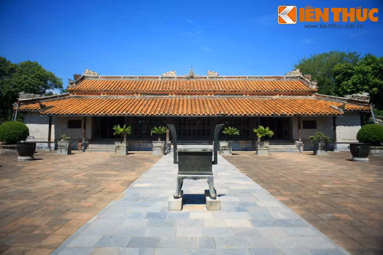 Trung tâm của khu tẩm điện là điện Hòa Khiêm. Khi vua Tự Đức còn sống, đây là nơi vua làm việc mỗi khi đến lăng.