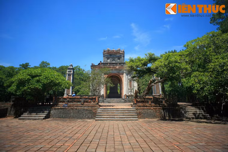 Cuối sân là là Bi Đình (nhà bia).