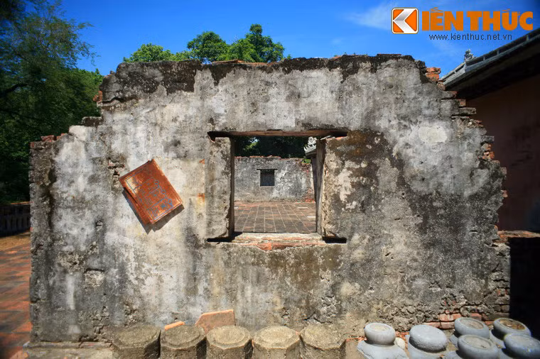 Khi mới khởi công xây dựng, vua lấy tên Vạn Niên Cơ đặt cho công trình với mong muốn được trường tồn. Tuy nhiên, việc sưu dịch xây lăng quá cực khổ cùng lối hành xử tàn nhẫn của các viên quan đã làm bùng nổ cuộc nổi loạn Chày Vôi của dân phu xây lăng.
