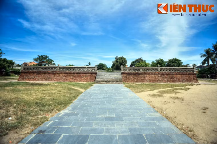 Nằm ở phía Tây của Hoàng thành Huế, đàn Xã Tắc của nhà Nguyễn được xây dựng năm 1908, dưới triều vua Gia Long 5 để tế cúng thần đất (xã) và thần ngũ cốc (tắc).