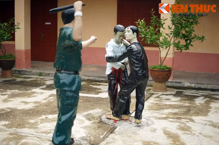Những ai chống đối, không chào cờ, không hát quốc ca sẽ bị tra tấn cho đến khi khuất phục. Có thể nói, sân cờ là ranh giới thể hiện rõ nhất cuộc đấu tranh quyết liệt của hai bên, là nơi thể hiện ý chí ngoan cường của các chiến sỹ cách mạng nhỏ tuổi.