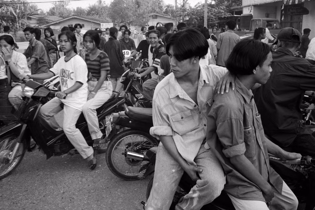 Khung cảnh bên ngoài một câu lạc bộ dành cho thanh niên, 26/9/1993. Ảnh: John Vink / Magnum Photos.
