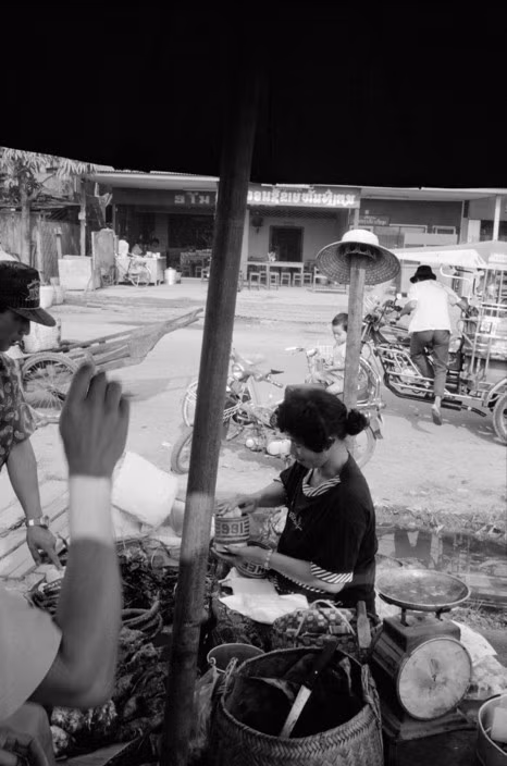 Quầy thực phẩm ven đường, 11/4/1991. Ảnh: John Vink / Magnum Photos.