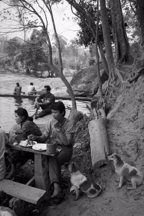 Buổi dã ngoại ngày chủ nhật ở đập nước gần thủ đô Vientiane, 7/4/1991. Ảnh: John Vink / Magnum Photos.