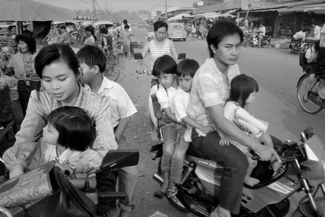 Các phụ huynh đón con em sau giờ tan trường, 11/4/1991.Ảnh: John Vink / Magnum Photos.