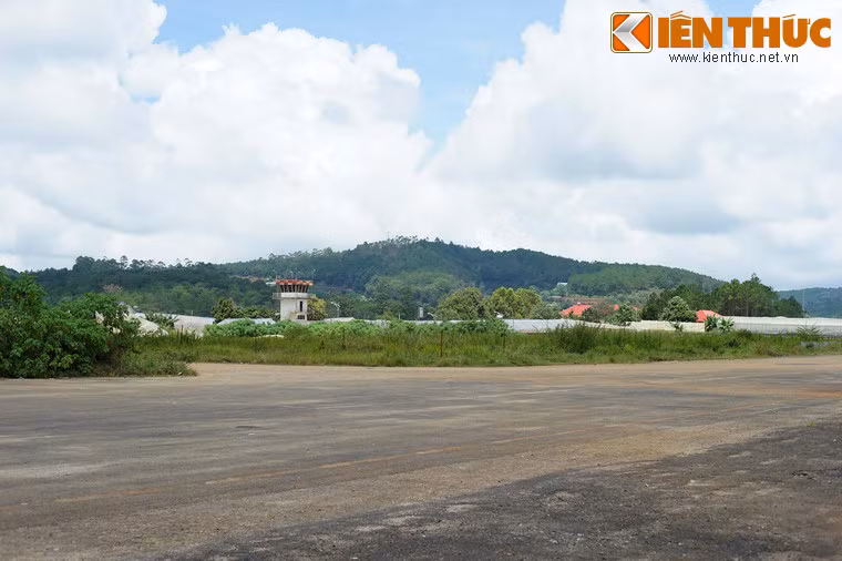 Nằm ở phường 5, cách trung tâm Đà Lạt 3 km về phía Tây, sân bay Cam Ly là địa danh gắn một một giai đoạn lịch sử của thành phố trên cao nguyên Langbiang.