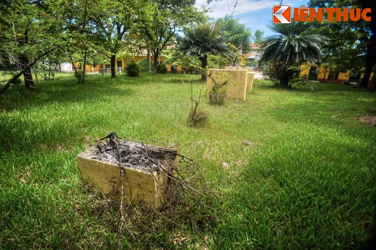Trên mặt đàn, vào khoảng cuối thập niên 1960, người dân sở tại đã xây hai bệ thờ bằng bê tông, một điểm hóa vàng mã phục vụ nhu cầu tâm linh.