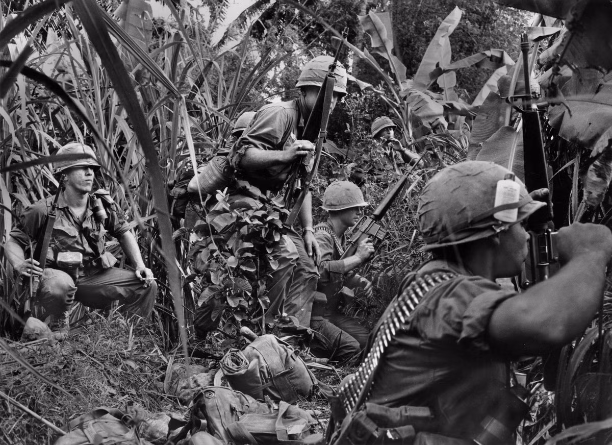 Một đơn vị của Mỹ tác chiến ở miền Nam Việt Nam năm 1967. Ảnh: Catherine Leroy.