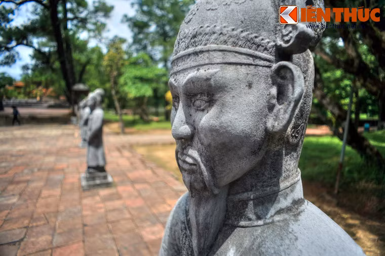 Quan Địa lý Lê Văn Đức đã chọn được một cuộc đất tốt ở địa phận núi Cẩm Kê, gần ngã ba Bằng Lãng, nơi hợp lưu của hai nguồn Tả Trạch và Hữu Trạch để tạo thành sông Hương. Phát mất 14 năm cân nhắc, đến năm 1840, nhà vua mới quyết định cho xây dựng lăng tẩm của mình ở nơi này.