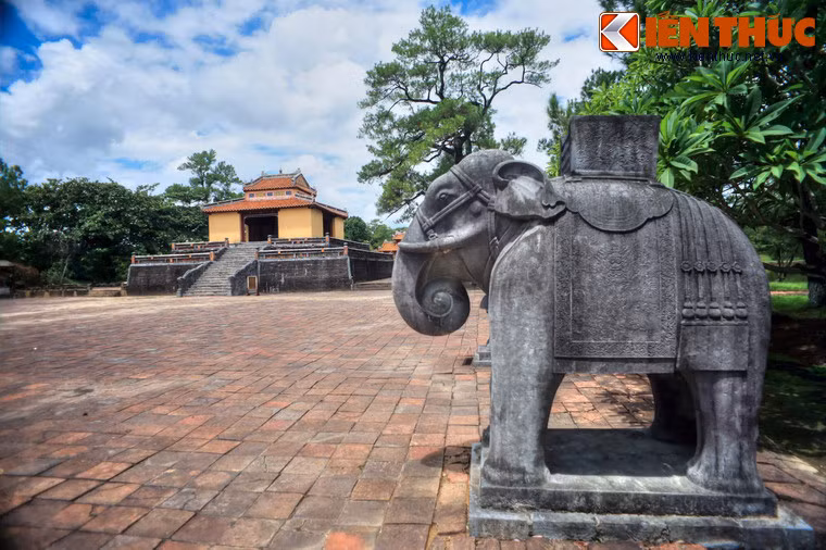 Vua Minh Mạng đã cho đổi tên núi Cẩm Kê thành Hiếu Sơn và gọi tên lăng là Hiếu Lăng. Đích thân nhà vua xem xét, phê chuẩn họa đồ thiết kế do các quan Bùi Công Huyên, Trương Đăng Quế và Giám thành vệ dâng lên. Tháng 4/1840, công cuộc kiến thiết Hiếu Lăng bắt đầu.