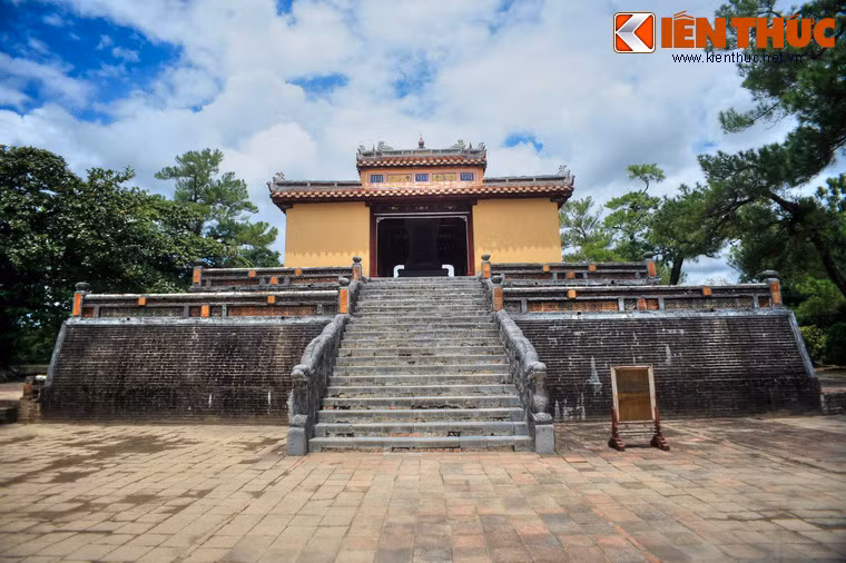 Cuối sân là Bi Đình tọa lạc trên Phụng Thần Sơn.