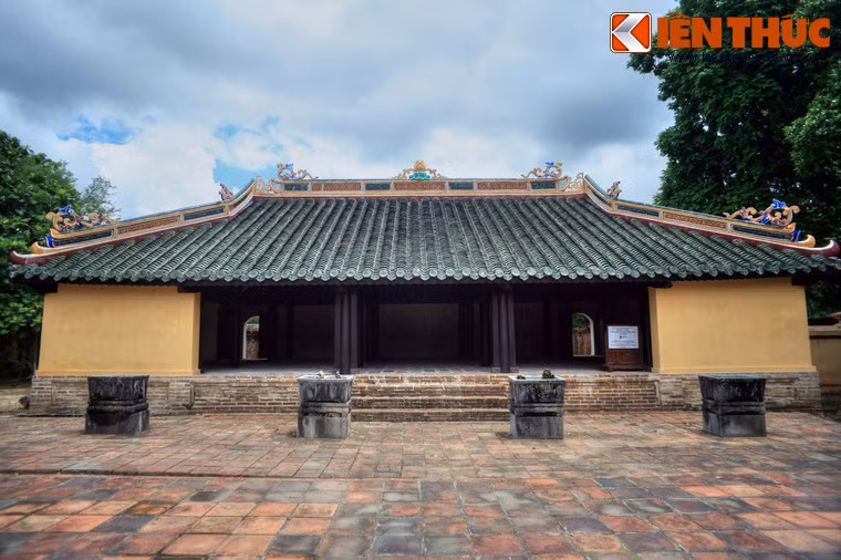 Ở phía trước, đối xứng hai bên bên trái và bên phải điện Sùng Ân có Tả, Hữu Phối Điện, phía sau có Tả, Hữu Tùng Phòng.