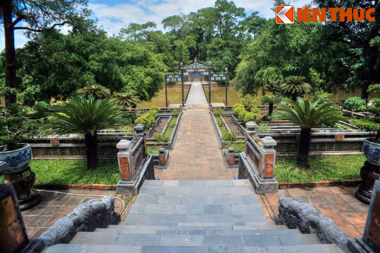 Từ Minh Lâu đi xuống sẽ gặp cầu Thông Minh Chính Trực bắc ngang hồ Tân Nguyệt để dẫn vào Bửu Thành, tòa thành bảo vệ nơi yên nghỉ của nhà vua.