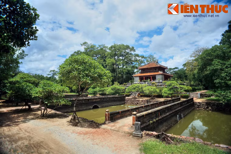 Ba chiếc cầu Tả Phù (trái), Trung Đạo (giữa), Hữu Bật (phải) bắc qua hồ Trừng Minh đưa du khách đến Minh Lâu, một tòa lầu nằm trên quả đồi có tên là Tam Tài Sơn.