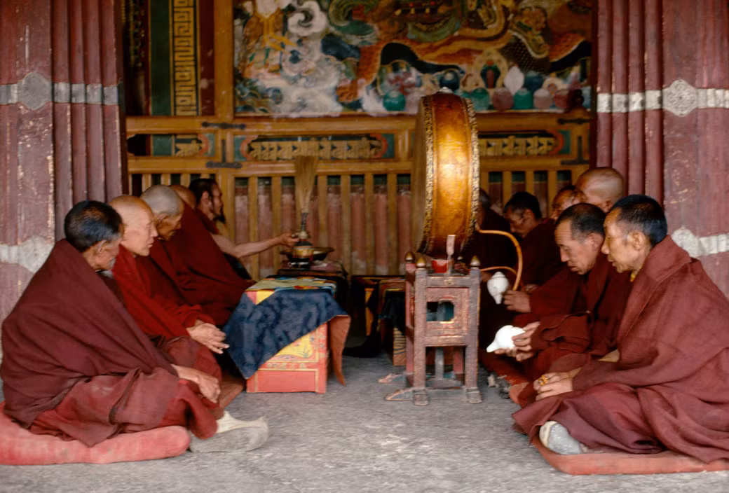 Các nhà sư cầu nguyện trong tu viện Drepung ở Lhasa. Ảnh: Eve Arnold / Magnum Photos.
