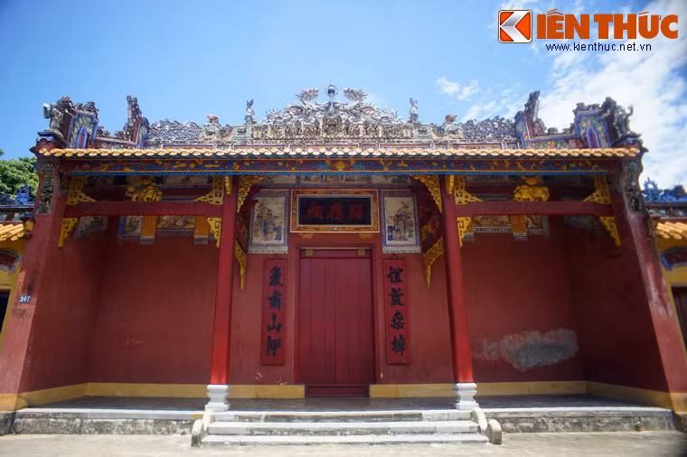 Nằm trên đường Chi Lăng của thành phố Huế, Chiêu Ứng Từ là một ngôi miếu thờ cổ có kiến trúc hoa mỹ hiếm có của người Hoa gốc Hải Nam ở kinh thành Huế xưa.