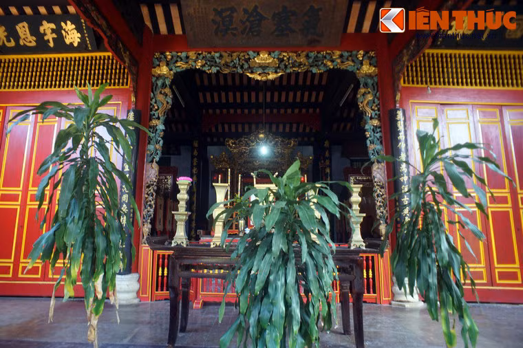 Đằng trước, bên trên chính điện có treo bức hoành phi: "Mọi điều cầu xin đều được toại nguyện".