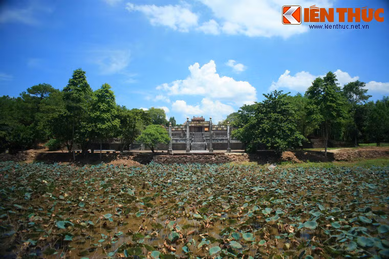 Nằm ở xã Thủy Bằng, huyện Hương Thủy, tỉnh Thừa Thiên - Huế, lăng Thiệu Trị (Xương Lăng) là nơi an nghỉ của vua Thiệu Trị (1807 - 1847) - vị vua thứ ba triều đại nhà Nguyễn. Toàn bộ công trình được thiết kế thành hai trục: Trục lăng nằm bên phải và trục tẩm (khu vực điện thờ) nằm bên trái.