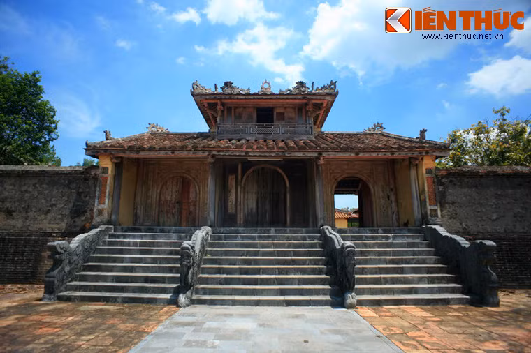 Hồng Trạch Môn là cánh cổng có dạng vọng lâu, kiến trúc mang nhiều nét tương đồng với Hiển Đức Môn ở lăng Minh Mạng và Khiêm Cung Môn ở lăng Tự Đức sau này.