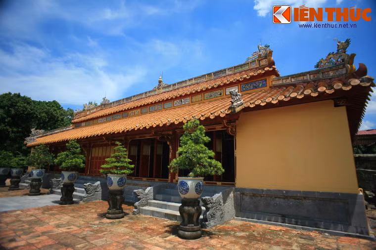 Dưới sự đốc thúc của vua Tự Đức, quá trình xây cất Xương Lăng diễn ra nhanh chóng và gấp rút chưa từng có.